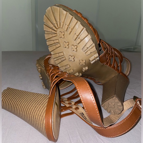 NWOT Report Brown Pleather Block Heels Size 8.5 ⭐️ - Picture 5 of 6